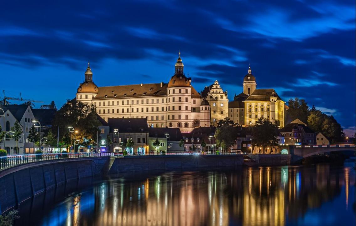 Neuburg Ferienwohnung Am Schloss นอยบวร์ก อันแดร์ โดเนา ภายนอก รูปภาพ